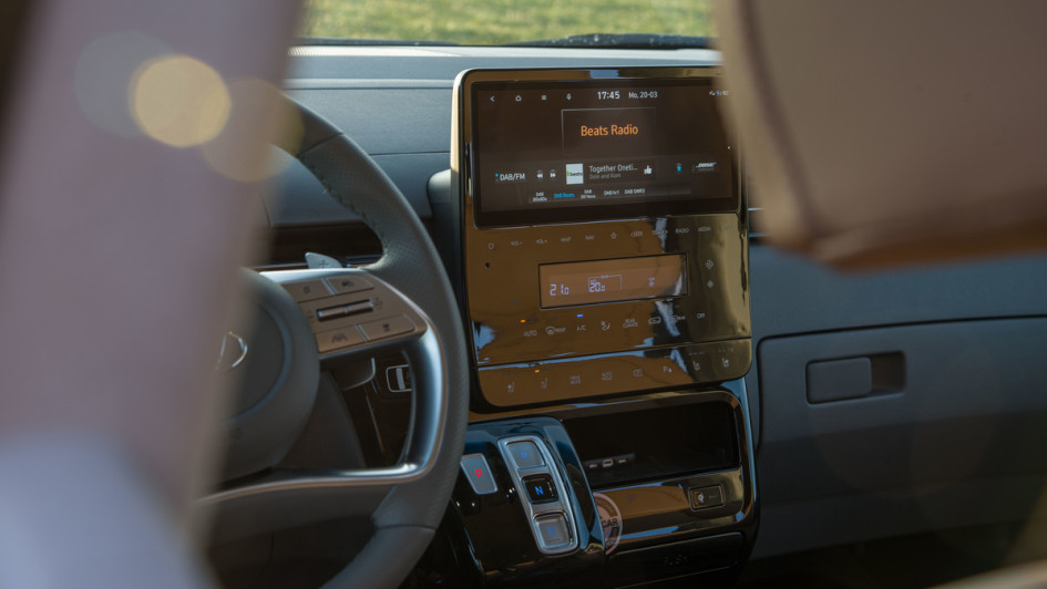 Hyundai Staria Signature AWD mit kapazitiven Touchfeldern des infotainmentsystems