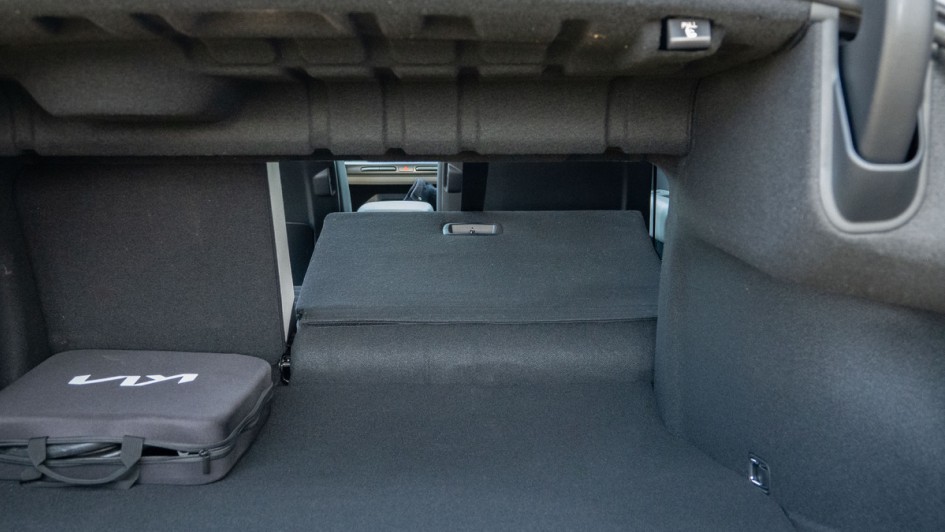 Umgeklappte Rücksitzlehne im Kia EV4 Fastback