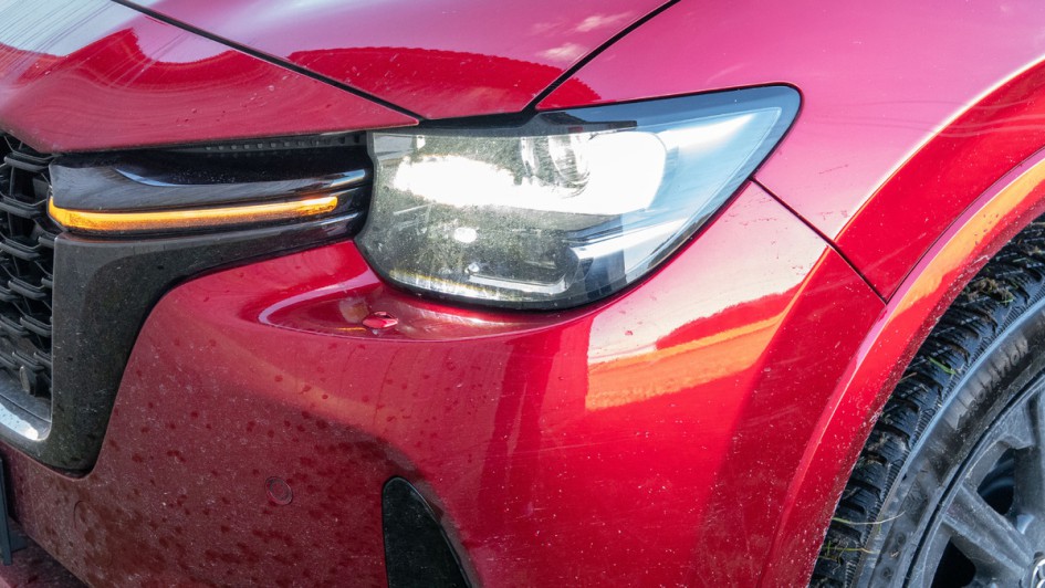 Scheinwerfer mit aktiviertem Licht und eingeschaltetem Blinker am Mazda CX-80