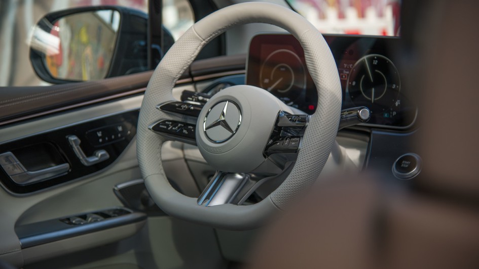 Mercedes EQE 350+ Lenkradfoto von hinten aufgenommen