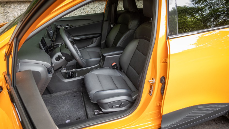 MG4 Extended Range orange lackiert, Foto vom fahrersitz