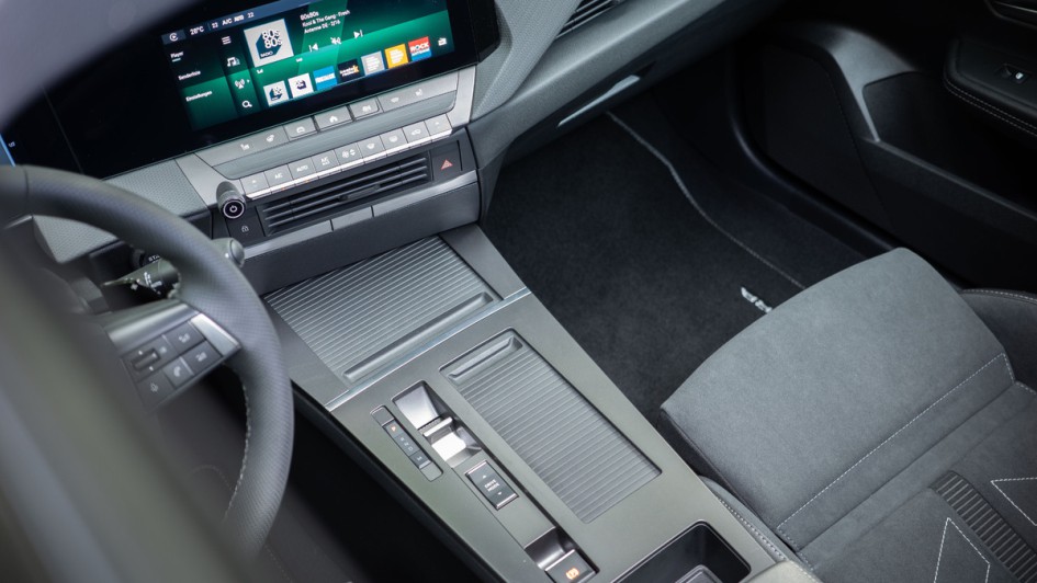 Gesamte neue Mittelkonsole im Opel Astra auf einem Foto 