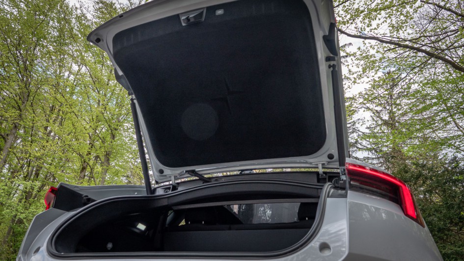 Geöffnete Heckklappe ohne Fenster des Polestar 4 und freie Sicht auf die Innenverkleidung mit Polestar-Stern 