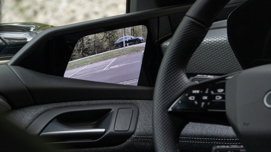 Monitor in der Türverkleidung des Audi A6 e-tron