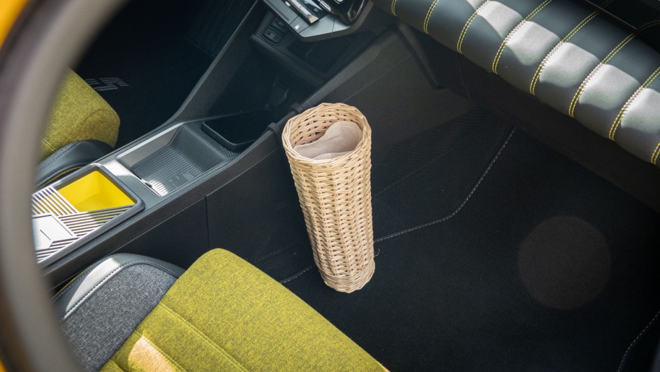 Baguette-Halterung im Beifahrerfußraum des Renault 5