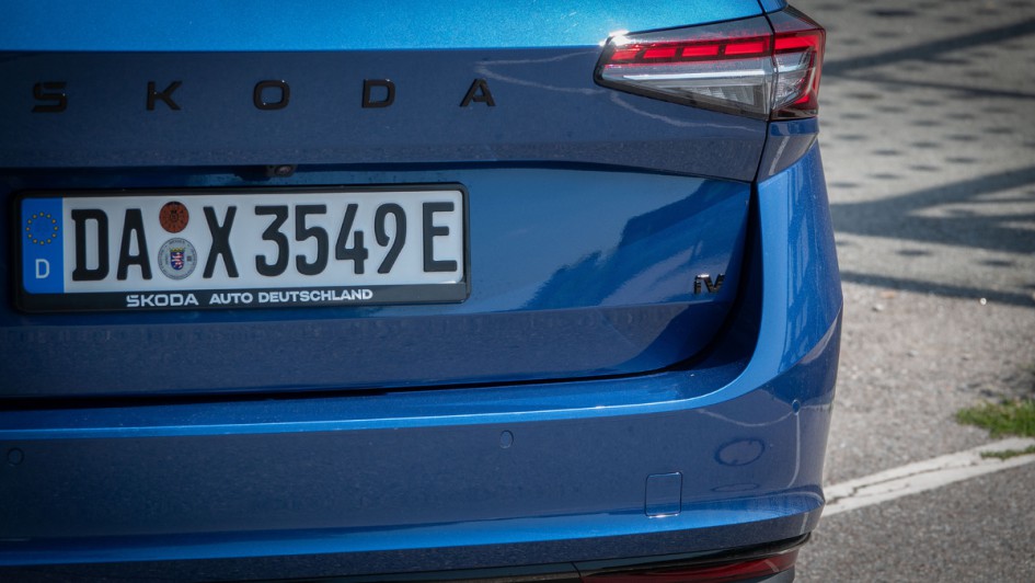 Schriftzug am Heck des Skoda Superb iV als Kombi