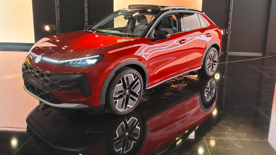 Roter VW T-Roc in dunklem Studio fotografiert