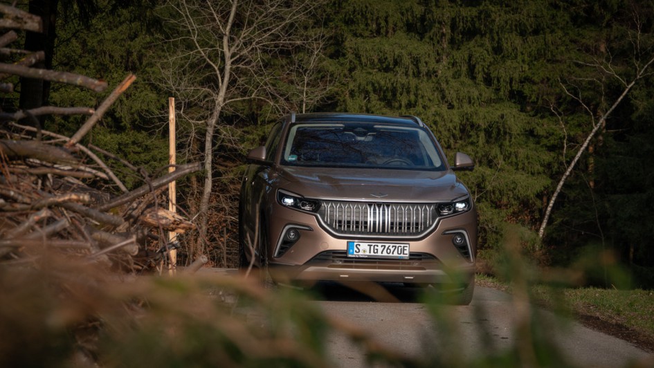 T10X von vorn in einem Wald fotografiert