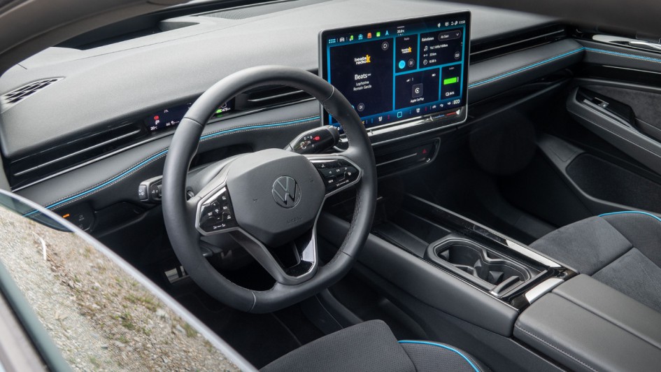 VW ID.7 Pro Cockpitfoto, aufgenommen durchs geöffnete fahrerfenster