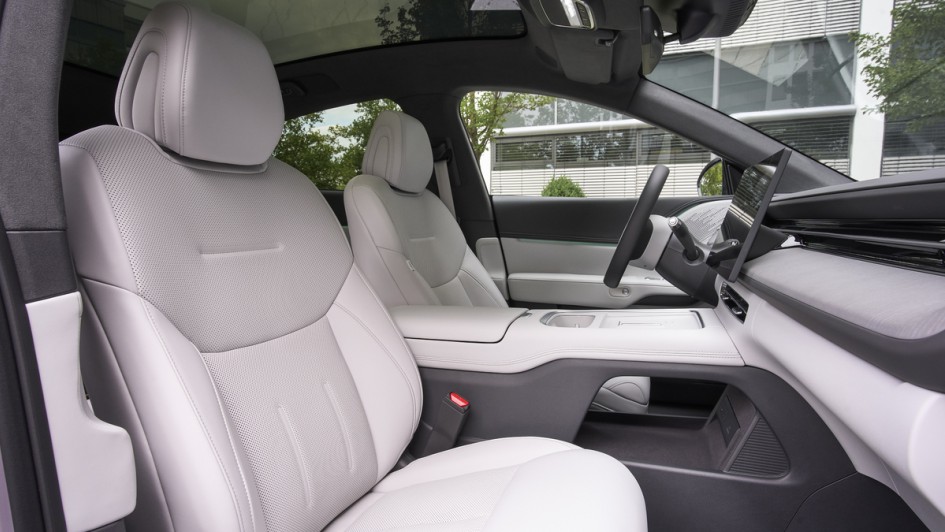 Vordersitze des Xpeng G6 mit hellem Nappaleder