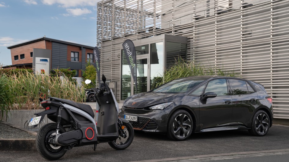 Seat Mó steht vor Cupra Born vor dem Energiepark Hirschaid