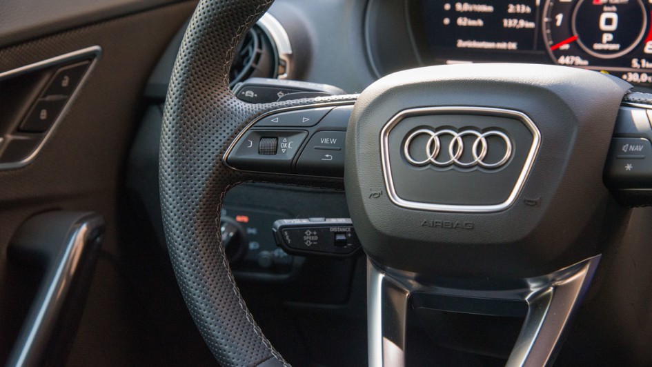 Audi SQ2 Tempomatbedienung inklusive Detailansicht von der linken Lenkradseite