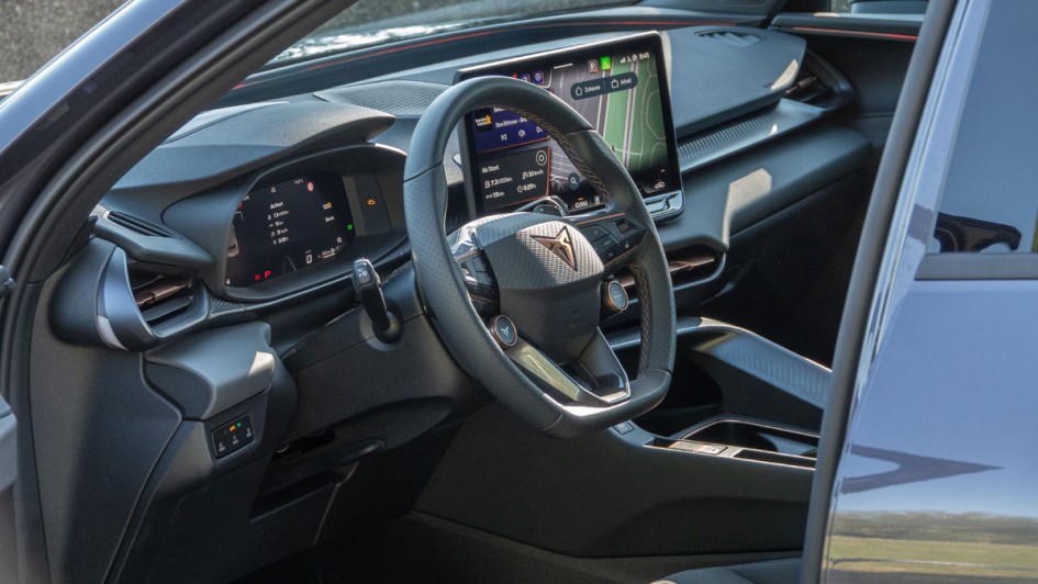 Cockpit des Cupra Terramar, fotografiert durch die Fahrertür