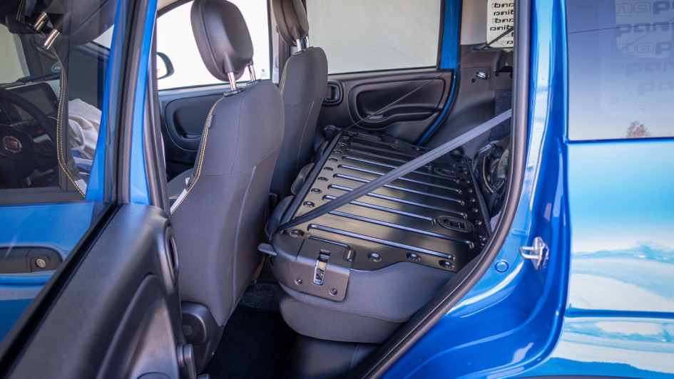 Rücksitzlehne umgeklappt nach vorn zum Beladen des Fiat Pandina mit größeren Gegenständen.