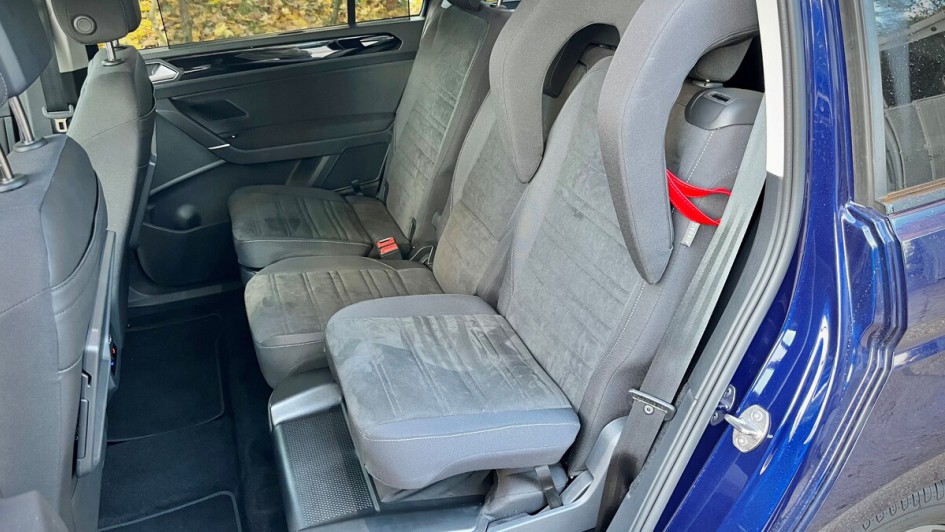 Optional und für lediglich 230 Euro (brutto) pro Seite gibt es im VW Touran nach wie vor integrierte Kindersitze. 