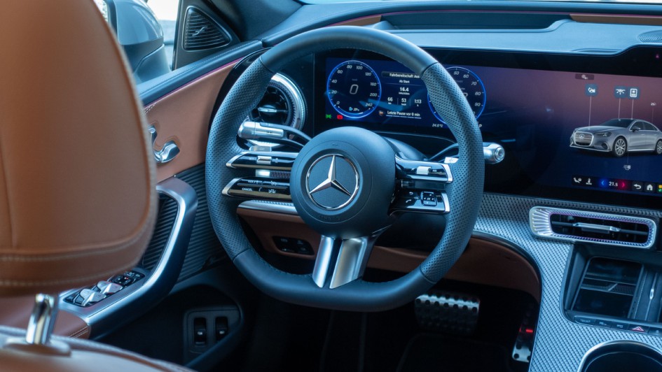 Foto vom Lenkrad mit Walzen im Mercedes C 400 4Matic elektrisch