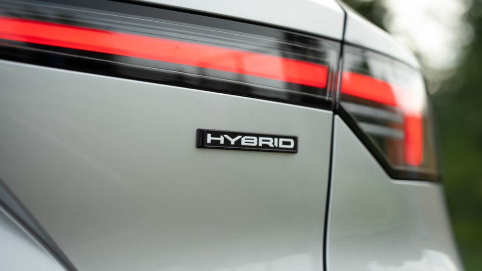 Opel Astra Sports Tourer mit 48-Volt-Hybrid-Schriftzug am Heck