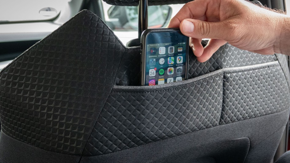Handytasche an der Rückseite des Beifahrersitzes mit dort reingestecktem iPhone