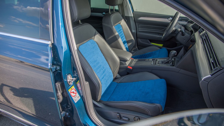 Foto der blauen Alcantara Vordersitze im Passat 