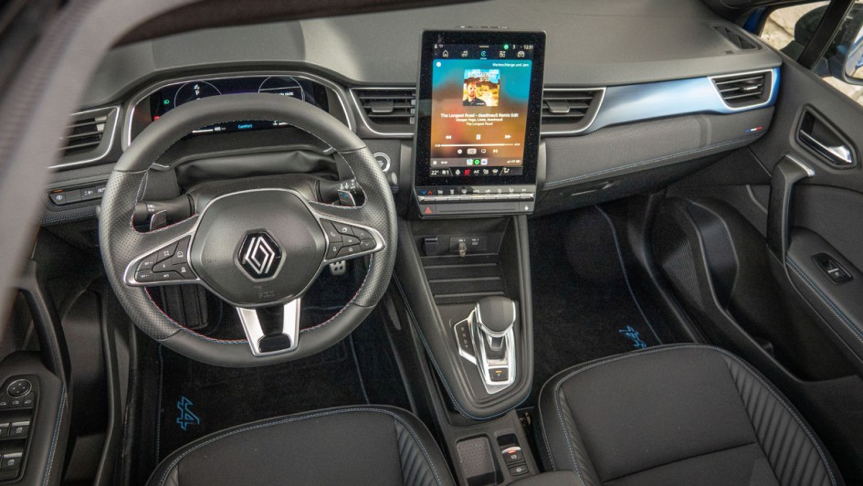 Foto, aufgenommen durch das geöffnete Schiebedach in den Renault Captur EDC 160 Esprit Alpine (2025)