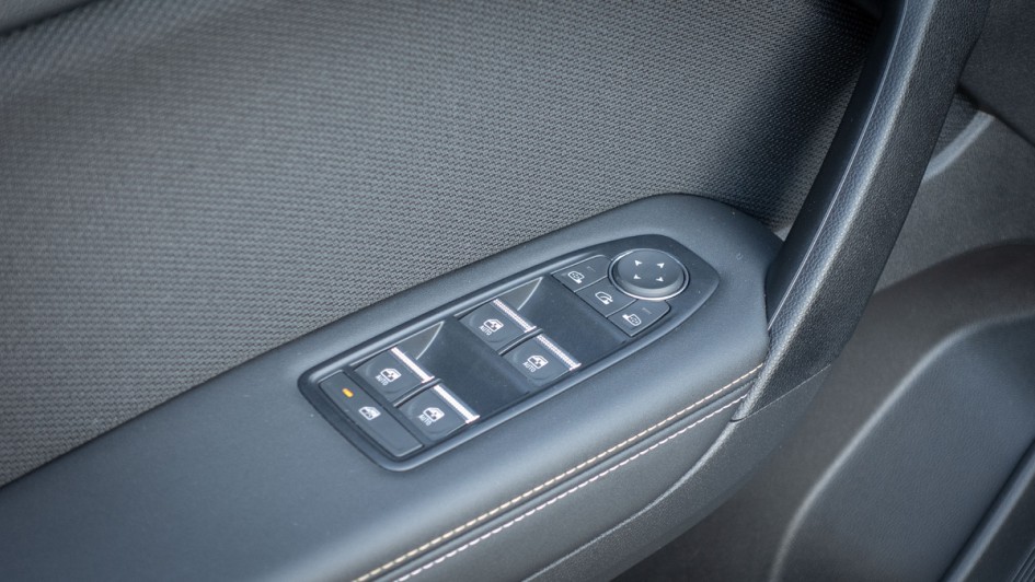 Fensterhebertasten in der linken Türverkleidung im Renault Symbioz