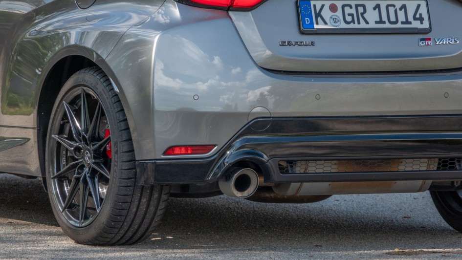 Zweiflutige Abgasanlage des Toyota GR Yaris fotografiert, im Detail auf der linken Seite des Fahrzeughecks