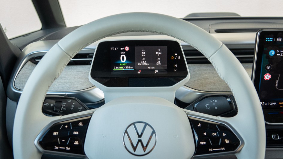 Das kleine Kombiinstrument hinter dem Lenkrad des VW ID.Buzz Pro langer Radstand kennt man von anderen MEB-Modellen des Volkswagen-Konzerns. Eine gute Lösung und deutlich besser als an der Stelle gar kein "Tacho", wie andere es praktizieren.