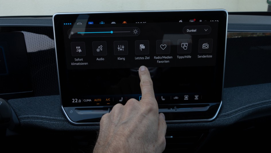 Foto des Infoscreens mit heruntergezogener Shortcut-Liste im VW Passat eHybrid