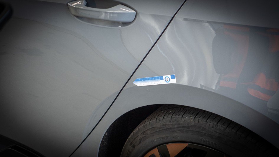 Beule am hinteren linken Kotflügel des Cupra Born bei der Leasingrücknahme