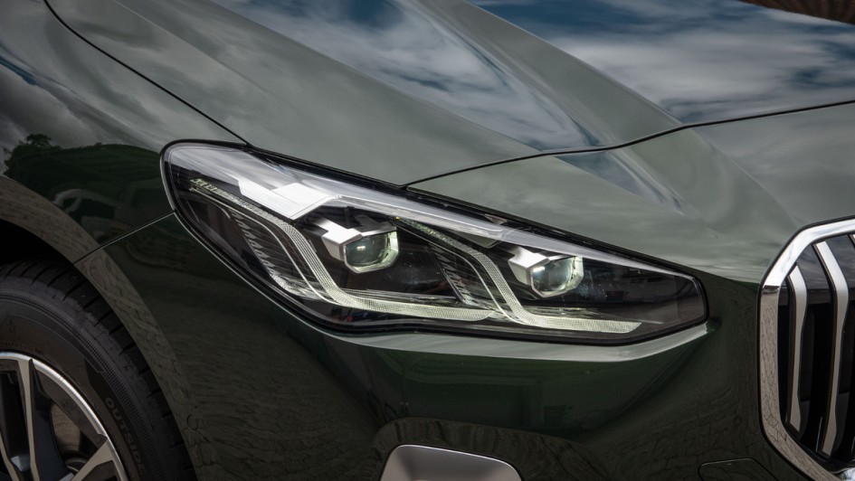 Foto vom Matrixscheinwerfer des BMW 230e xDrive Active Tourers