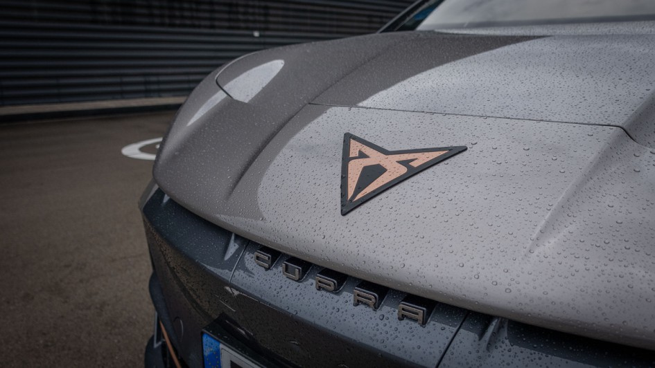 Cupra Tavascan VZ Logo auf Motorhaube