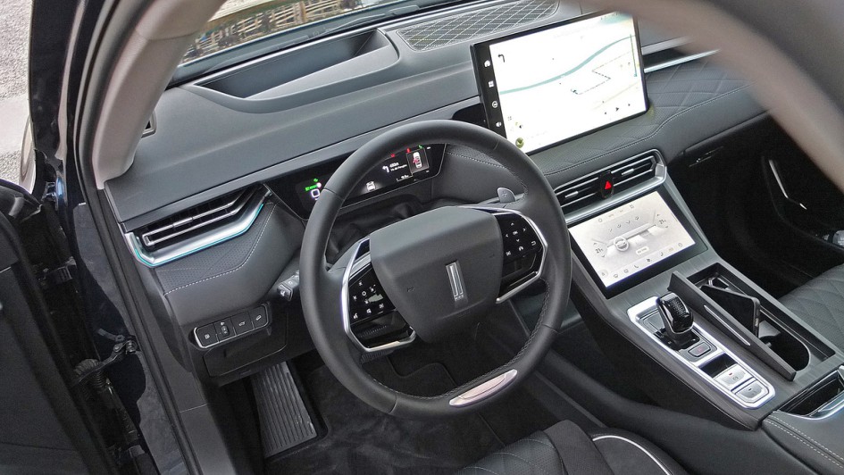 Cockpitschuss durch die geöffnete Fahrertür den Wey 03