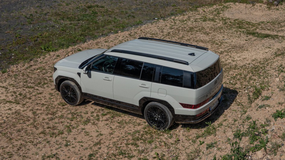 Hyundai Santa Fe (2024) von oben fotografiert
