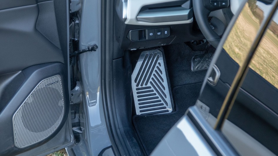 Fußstütze im Fahrerfußraum des Kia EV4 Fastback