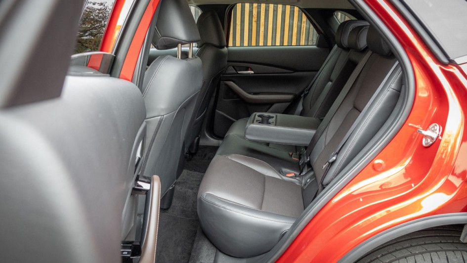 Rücksitze mit schwarzem Leder im Mazda CX-30 e-SKYACTIV G 140 (2025)