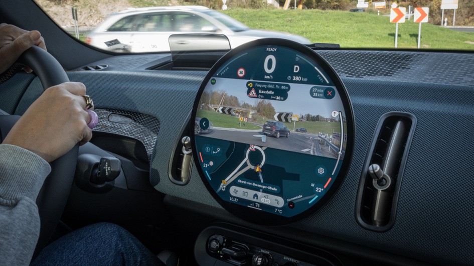 Zentraldisplay mit Einblendung virtual Reality im Mini Countryman D (U25)