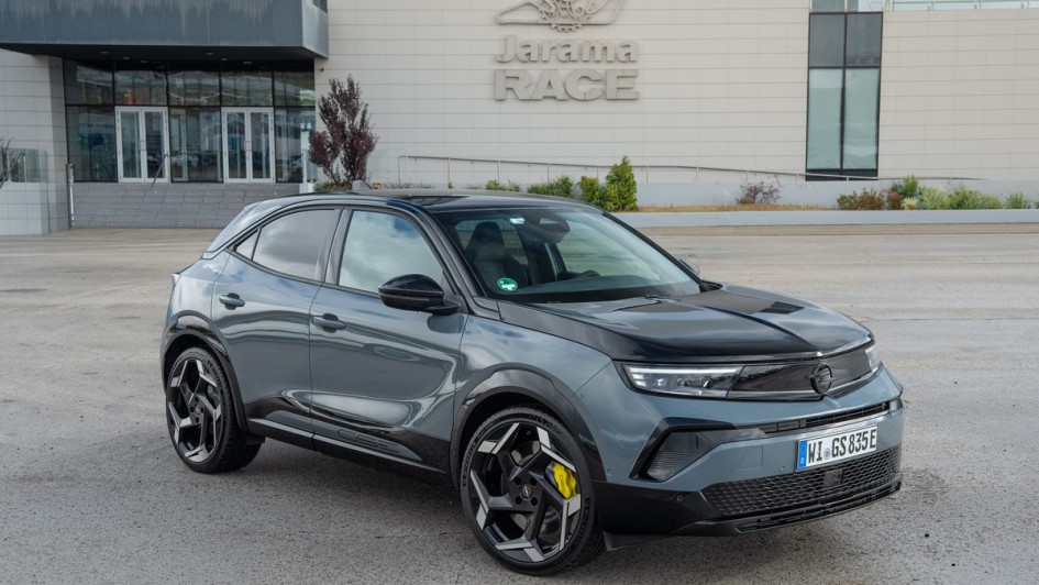 Opel Mokka GSE vor Rennstrecke in Spanien