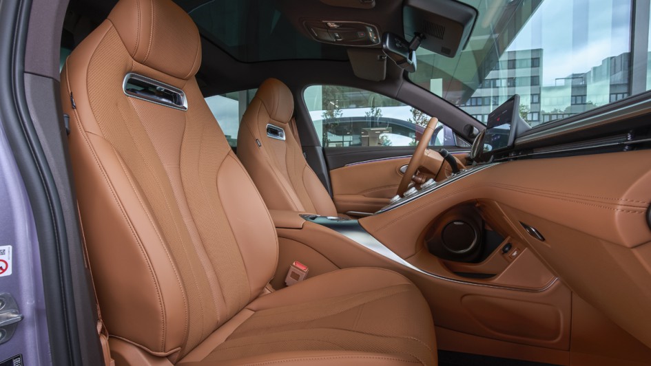 GWM Ora 07 GT Vordersitze mit brauner Innenausstattung
