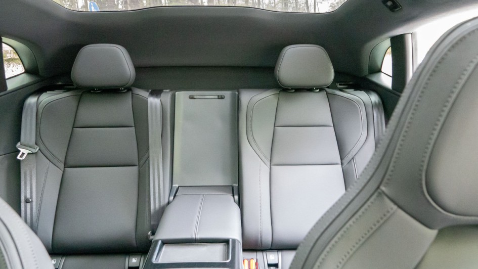 Rücksitze im Polestar 4 mit Blick nach hinten ohne Heckscheibe
