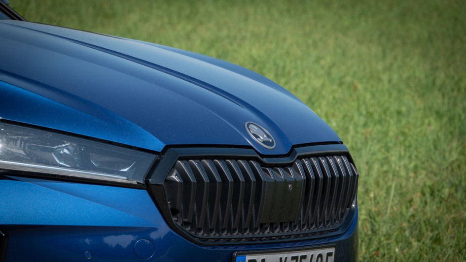 Frontmaske des Skoda Superb Sportline im detail