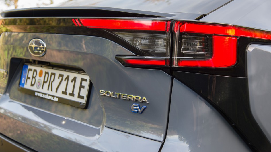 Schriftzug am Heck des Subaru Solterra