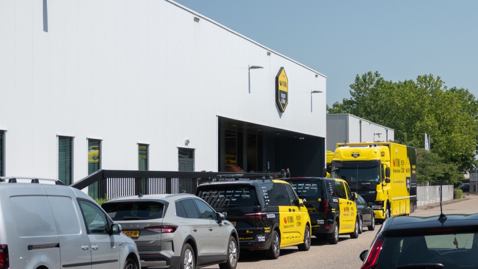 Parkende Team-Fahrzeuge vor der Einfahrt des Team-Gebäudes von Visma Lease a Bike