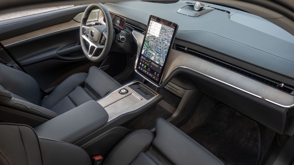 Foto aus der beifahrerperspektive auf das gesamte Cockpit des Volvo EX90