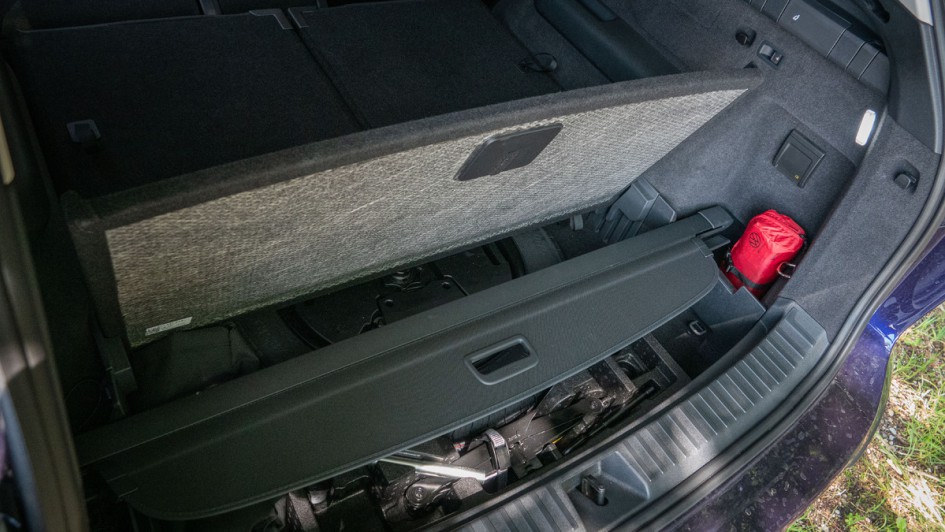 Ablagefach für das Gepäckrollo im Unterboden des Tayron-Kofferraums