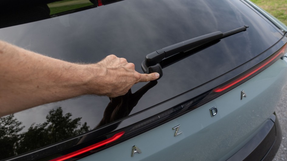 Heckscheibenwischer am Mazda CX-6e mit dem Betätigungsknopf zum Öffnen der Heckklappe