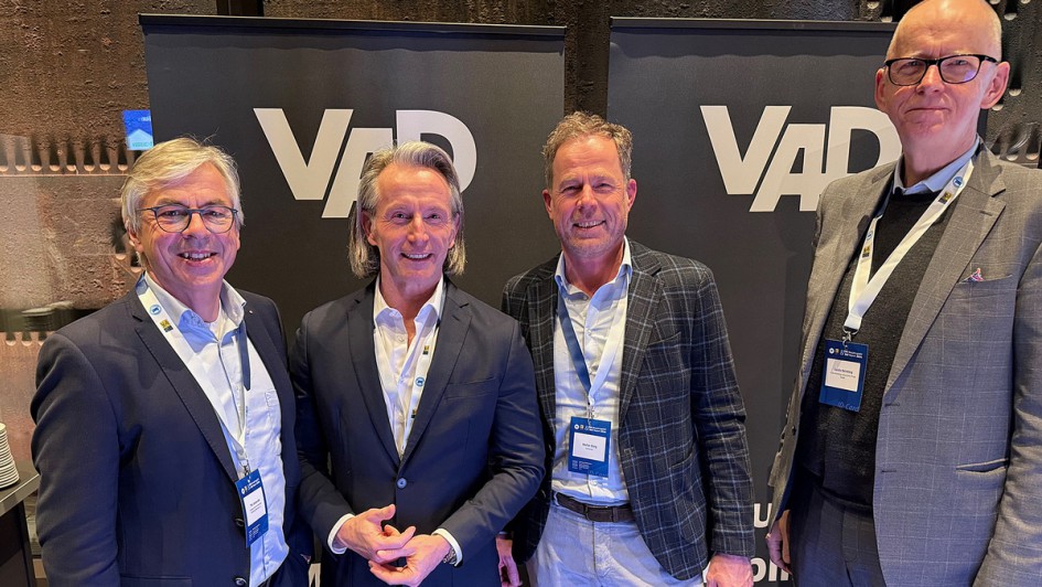 An der VAD-Bar beim ZDK-Neujahrsgipfel traf sich die Kfz-Branche