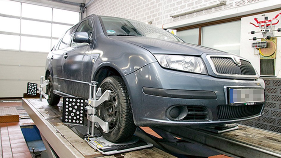 Ein Auto in einer Werkstatt zur Achsvermessung. 