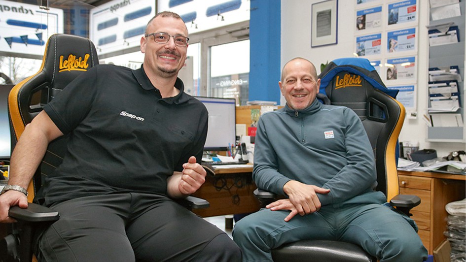 Ein Auto in einer Werkstatt zur Achsvermessung. 