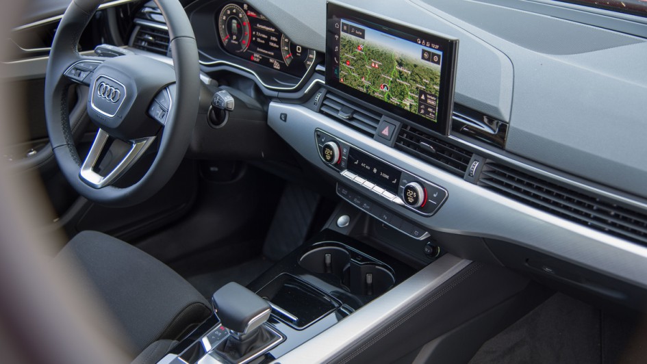 Komplettes Armaturenbrett des Audi A4 Baujahr 2023 zu sehen