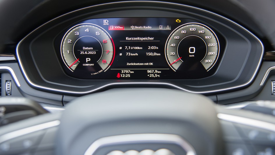 Audi A4 2023 virtual cockpit plus mit zwei simulierten Rundinstrumenten